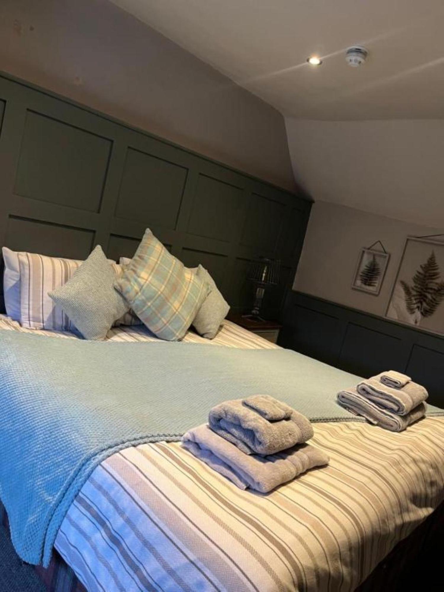 The Crown Inn Gayton  Экстерьер фото